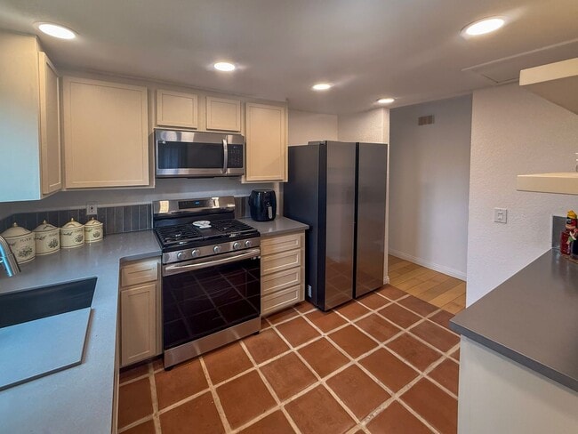 Building Photo - Welcome to your ideal rental in West Redla...