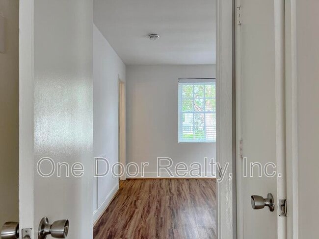 Building Photo - 732 Scotland St