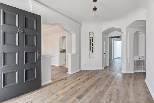 Building Photo - 145-147 N Clark Dr