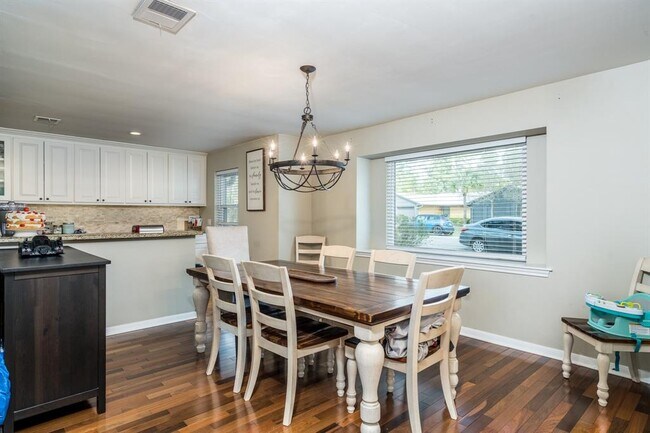 Building Photo - 9127 Highcrest Dr