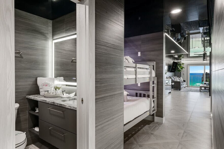 Building Photo - 8743 Thomas Dr