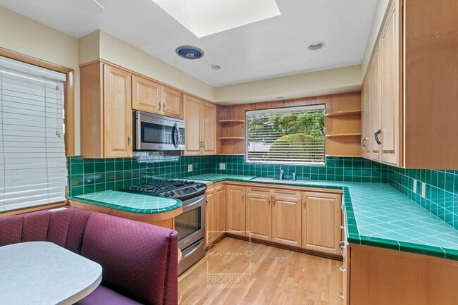 Building Photo - Sunny 4 BR home with lots of space!