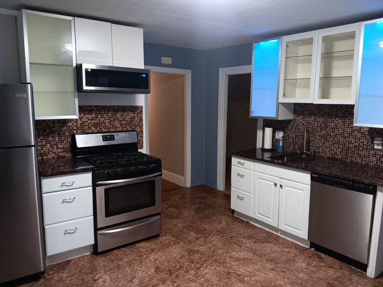 Building Photo - 48 America St