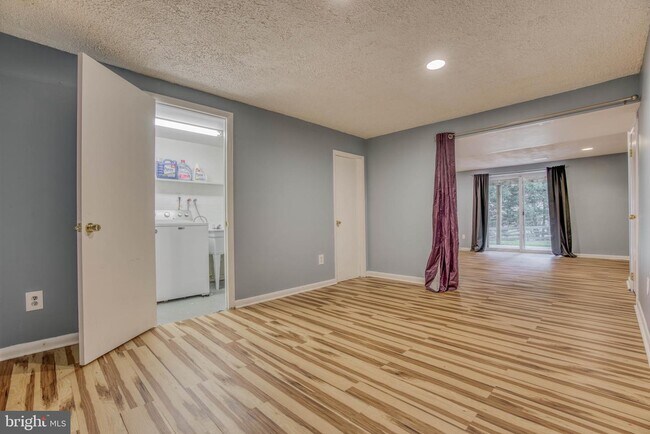 Building Photo - 9909 Maidbrook Rd