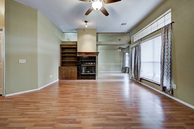 Building Photo - 2912 Edinburg Dr