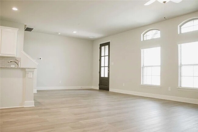 Building Photo - Townhome in Waxahachie, Tx