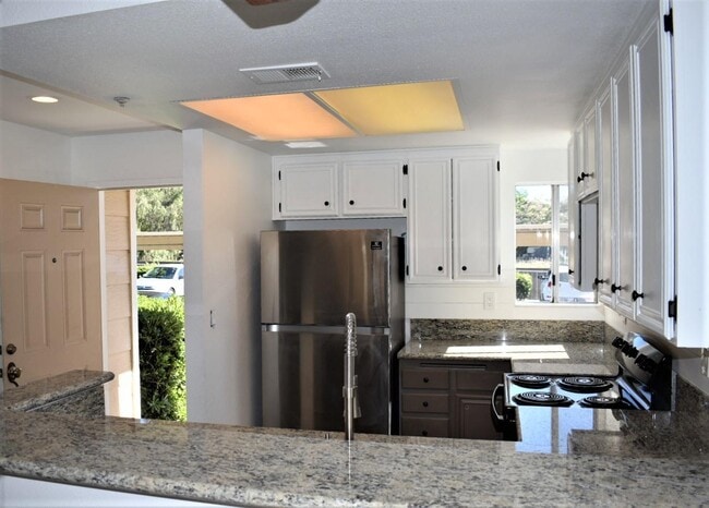 Building Photo - 2357 Kings View Cir