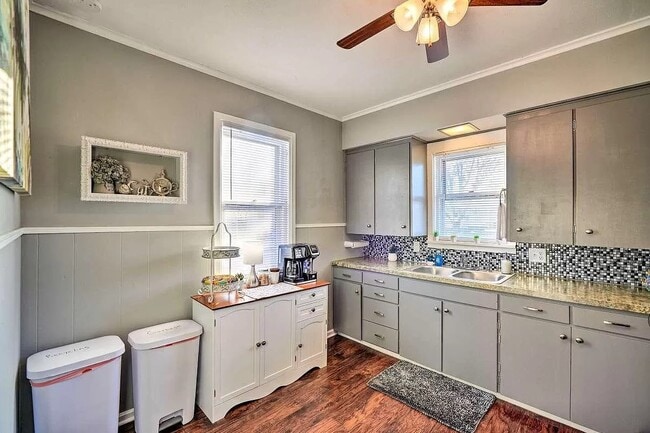 Building Photo - 325 W Spring St