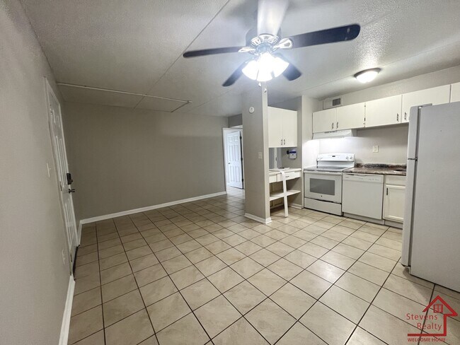 Building Photo - 915 S Seminole Dr