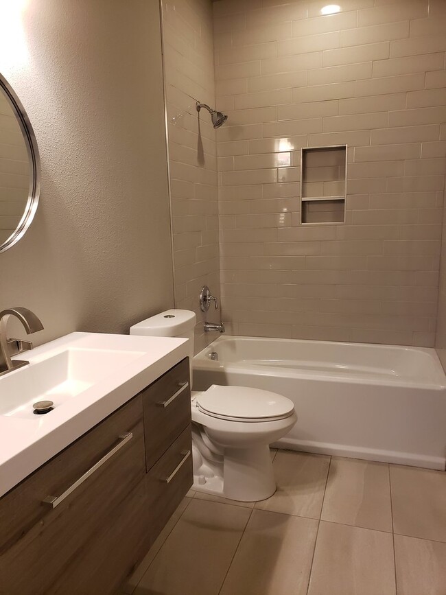 Building Photo - Newer 5 Bed, 3 Bath Home with over 3100+ s...