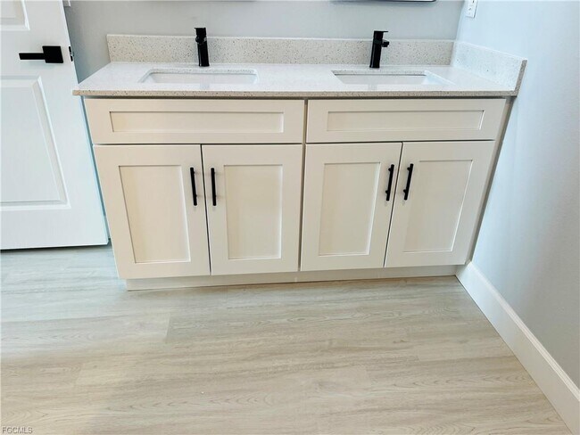 Building Photo - 2718 Helen Cir