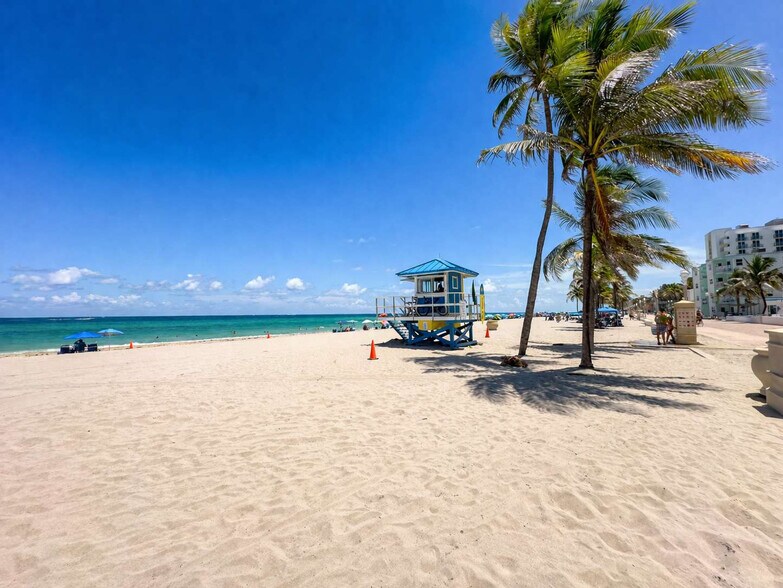 Building Photo - 338 Van Buren St