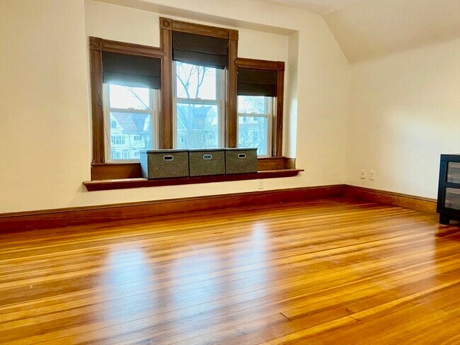 Building Photo - 10 Bromfield Rd