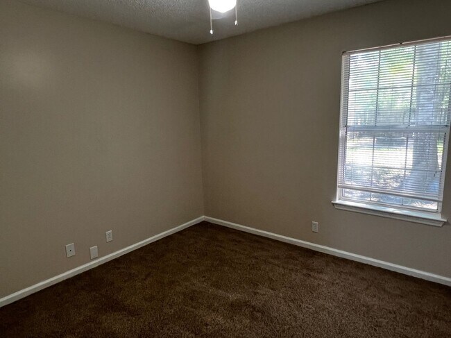 Building Photo - 105 Baytree Ct