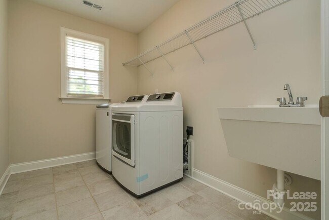Building Photo - 6607 Wildbrook Dr