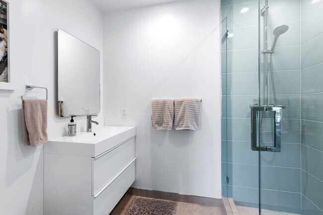 Building Photo - Stylish Condo in Desirable Alta Heights Neighborhood