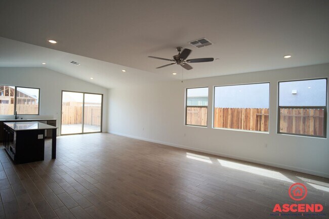 Building Photo - Stunning Home Off of Gosford and McCutchen!