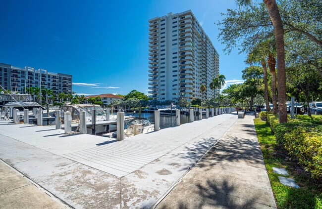 Building Photo - 3200 Port Royale Dr N
