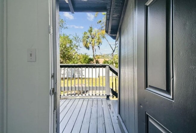 Building Photo - Housing Voucher Accepted: Charming 4-Bedroom Home in Saint Petersburg