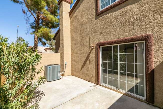 Building Photo - Stylish 2-Bedroom Townhome in Henderson!