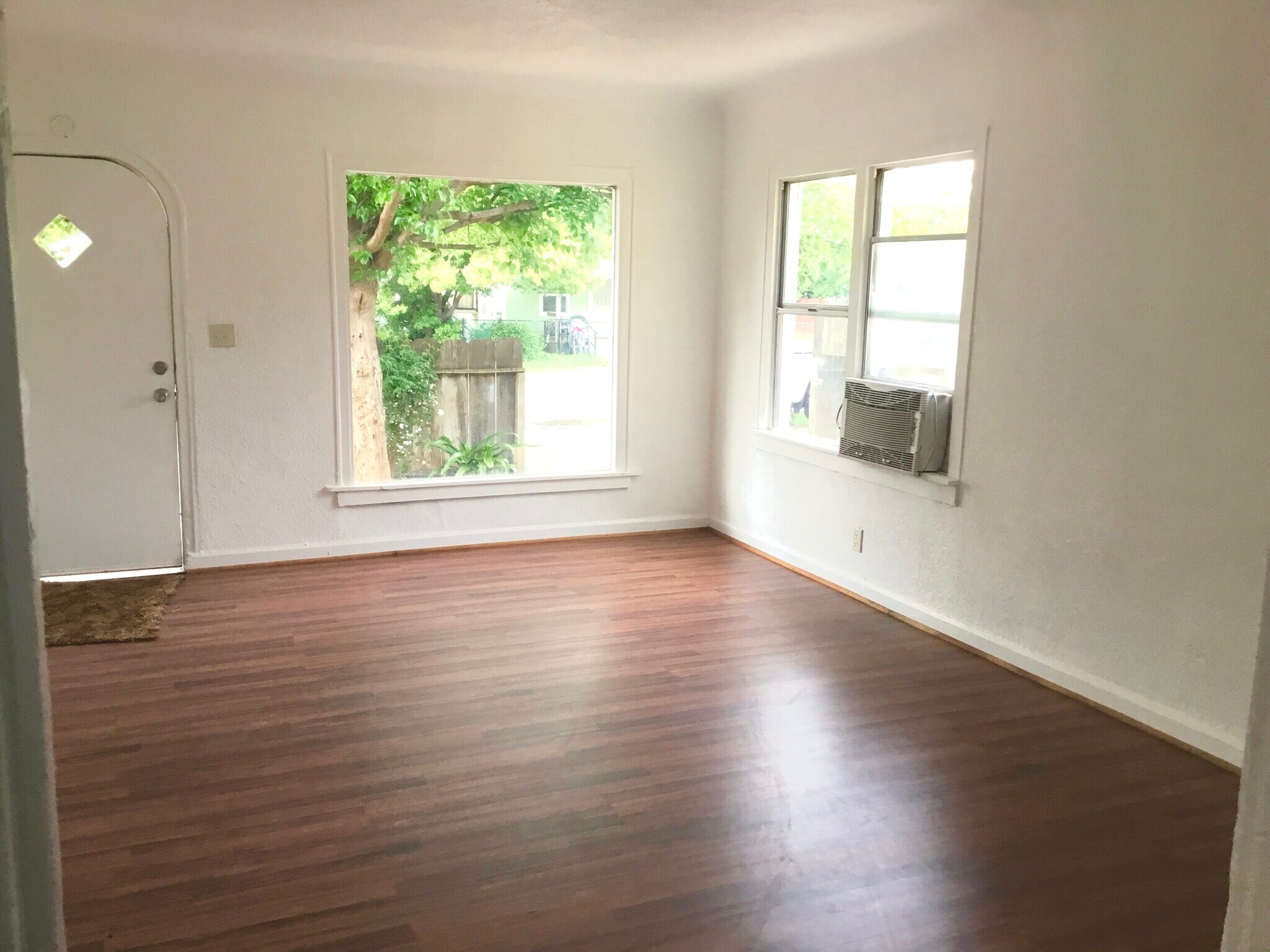 living room cove ceiling - 2127 B Street