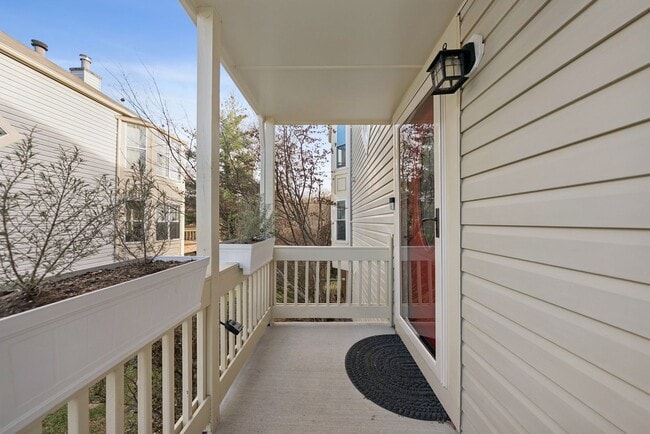 Building Photo - Welcome home to this beautifully updated end-unit townhome in the heart of Kingstowne — one of No...