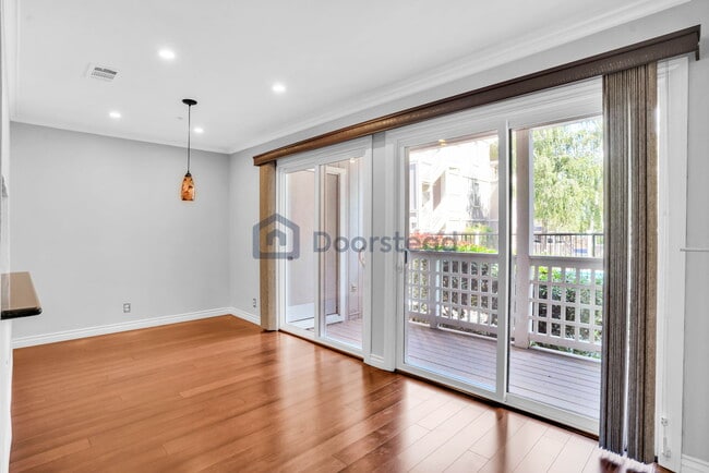 Building Photo - 2709 Oak Road Unit E