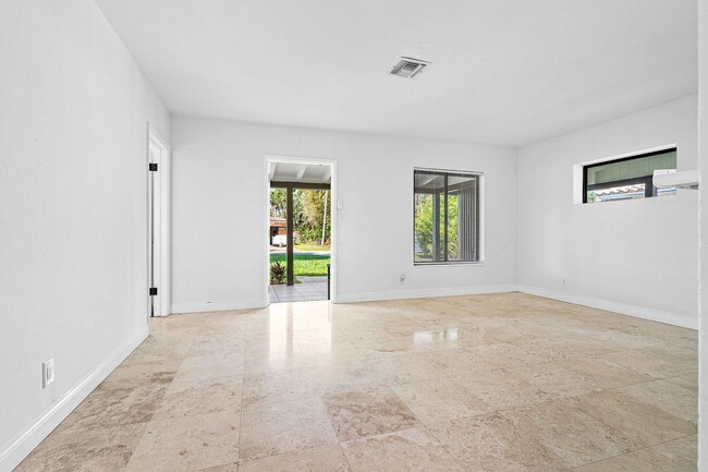 Building Photo - 1430 NE 16th Ave