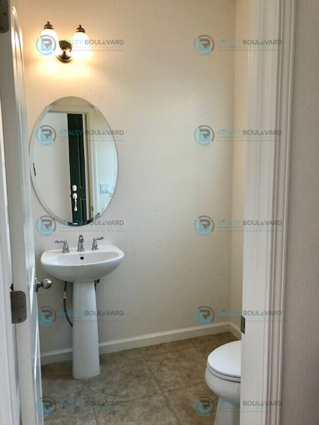 Building Photo - Beautiful 3-Bedroom Home in South Meadows ...