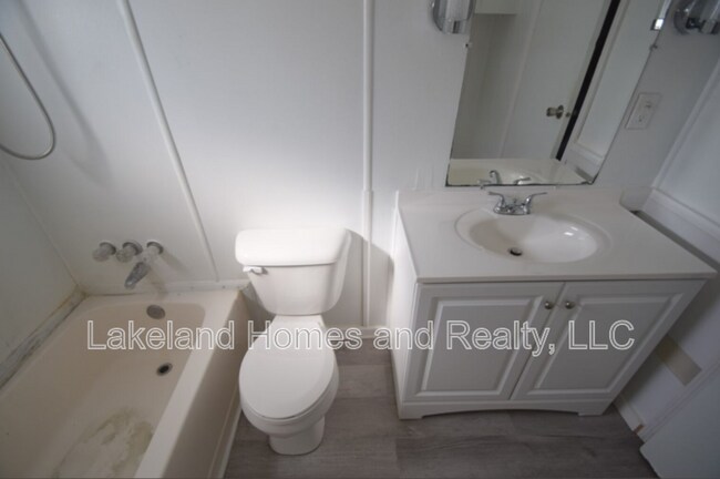 Building Photo - 4053 Bay Ave SE