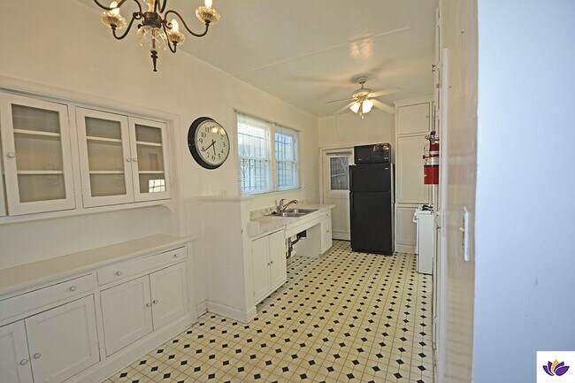 Building Photo - 5727 Carlton Way