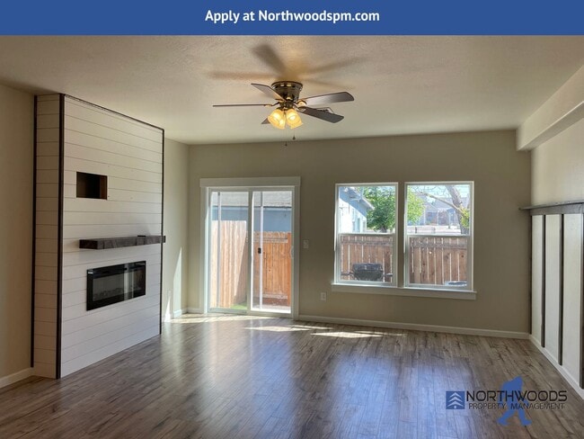 Building Photo - Gorgeous 2 Bedroom 2.5 Bath Townhome  in W...
