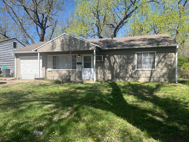 Building Photo - 2 BEDROOM 1 BATH HOME WITH A SINGLE GARAGE