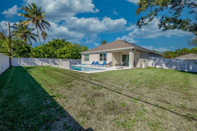 Building Photo - 2402 SE Gillette Ave