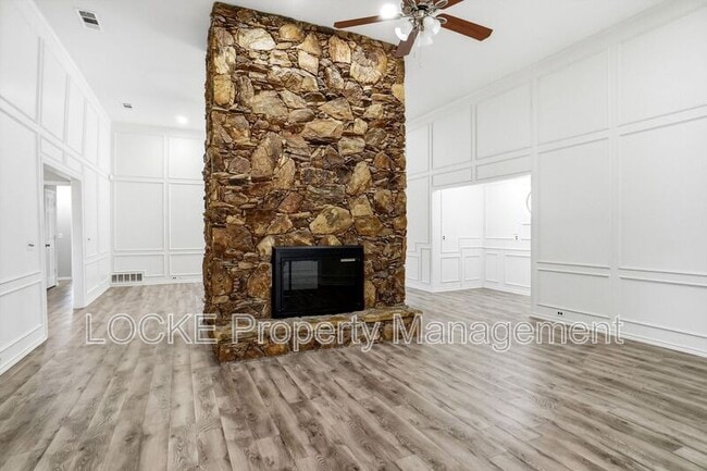 Building Photo - 2212 Valcourt Dr