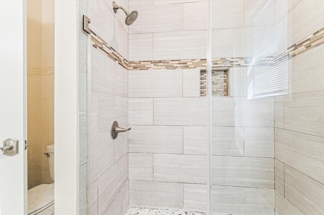 Building Photo - Charming and very Spacious 3 BR/3.5 BTH in...