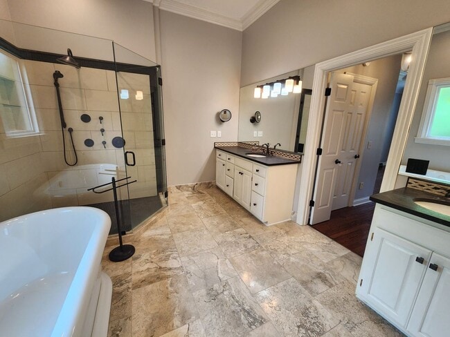 Building Photo - Gorgeous 4/3.5 with amazing back patio!