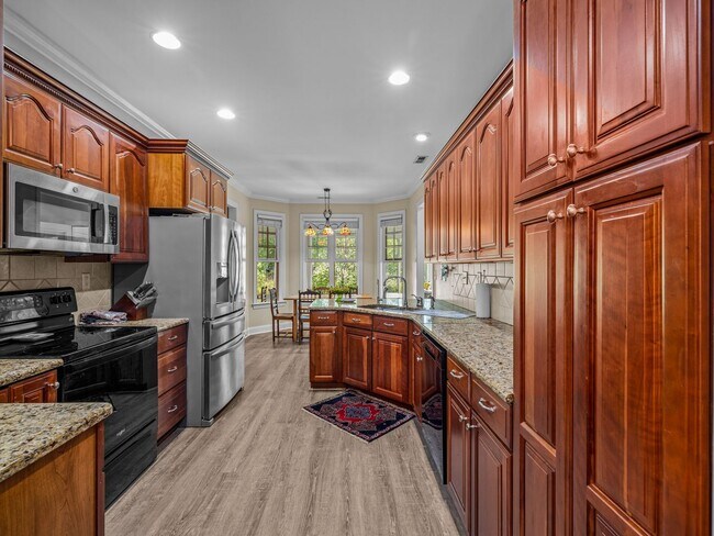 Building Photo - Beauty by the Water!