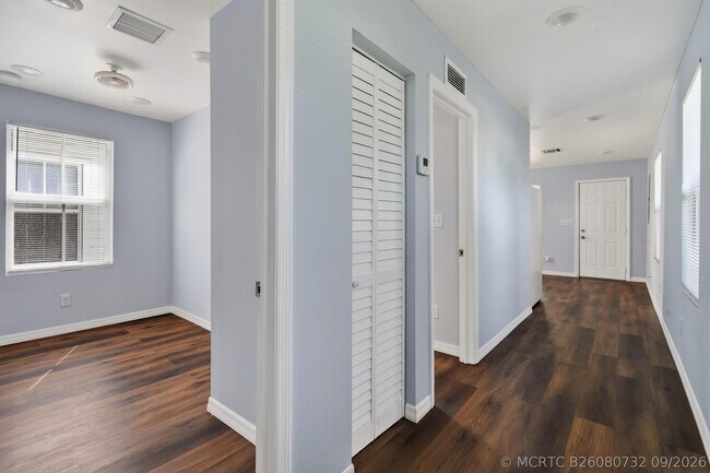 Building Photo - 639 6th St