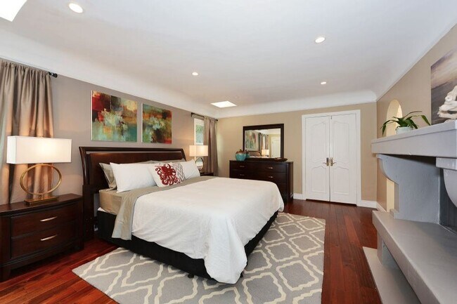 Building Photo - Welcome to this beautifully updated Spanis...