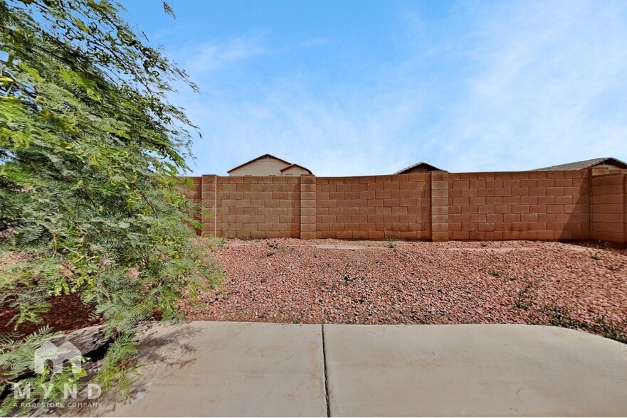Building Photo - 714 E Lovegrass Dr
