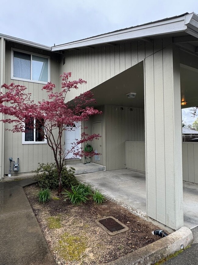 Primary Photo - Townhouse in NE Grants Pass, Close to Shop...