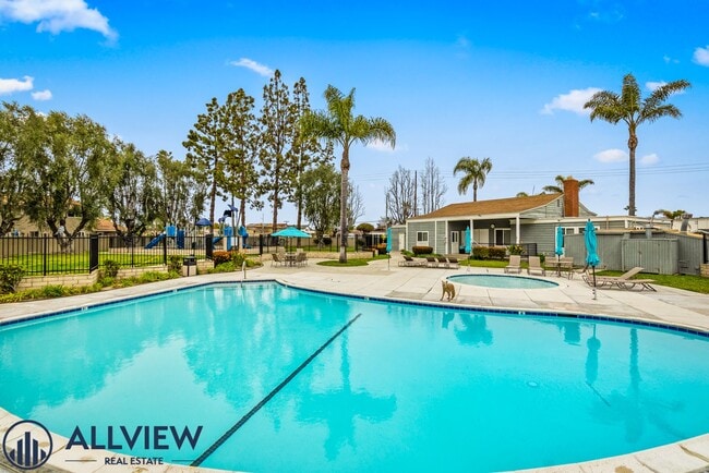 Building Photo - 1 Bed/1 Bath Available in Huntington Beach