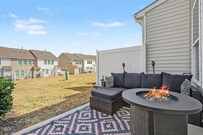 Building Photo - 3 Bedroom 2.5 Bathroom Townhome w/ 1 car garage in a prime location of Flowers Plantation