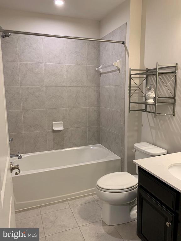 Building Photo - 111 Almond Dr