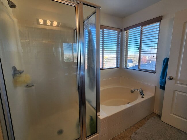 Building Photo - Great 5 Bed 2.5 Bath Home Newly Remodeled