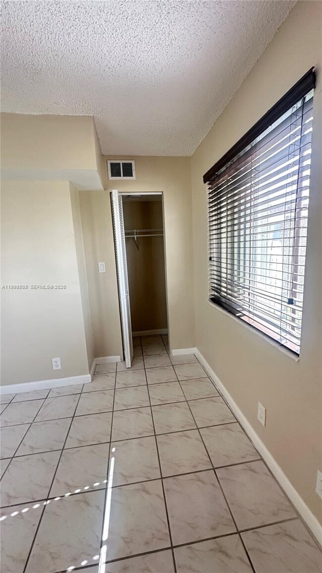 Building Photo - 990 E 2nd St