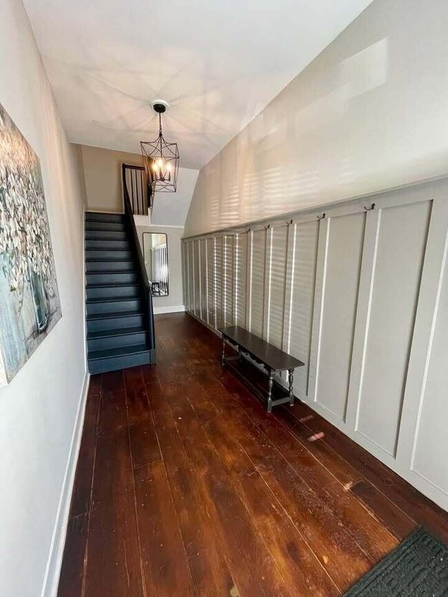 Building Photo - 160 1/2 W Mound St