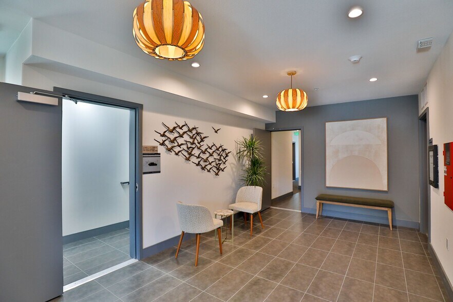 Building Photo - 1155 W 36th Pl