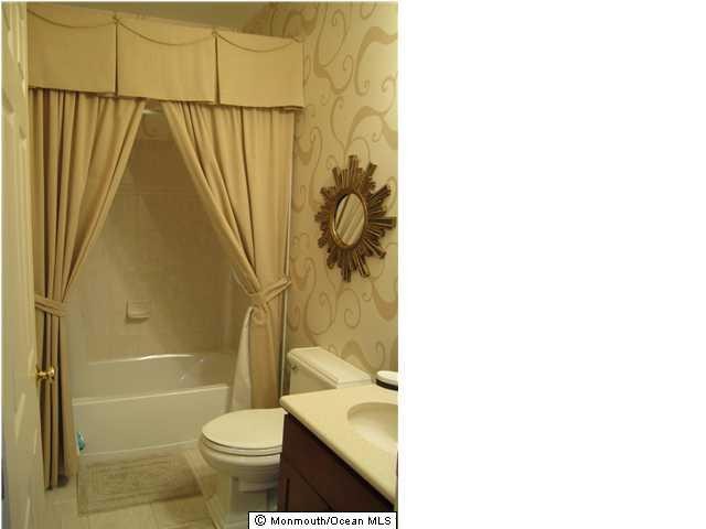 Mian bath - 1012 Abby Rd